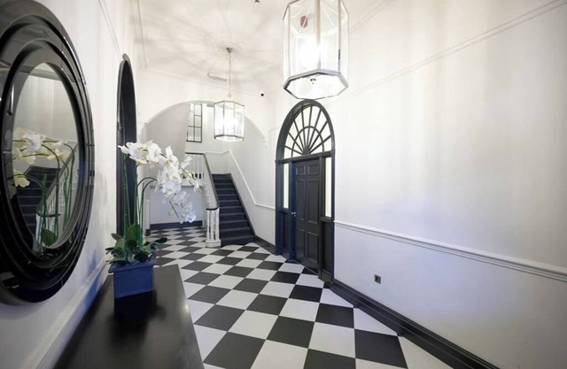 Luxury full apartment free secure parking king bed