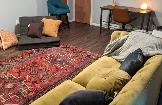 Full apt with private entrance, off street parking, HUGE backyard! close to Ark!