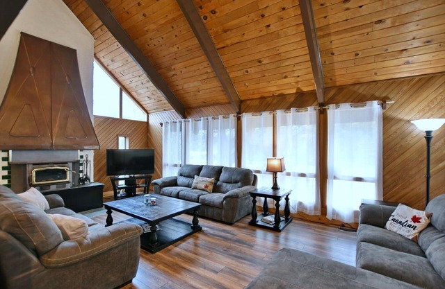 Fully equipped Blue Mountain Chalet with outdoor hot tub
