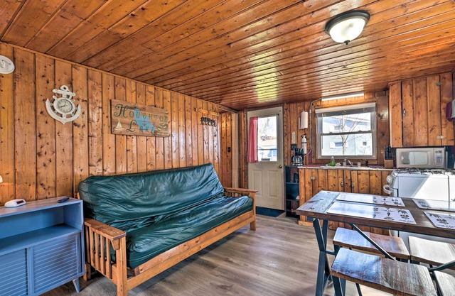 NEW! Full Cabin: 14 Steps to the Lake!