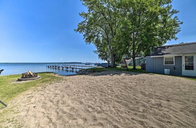 Full Cabin: 7 Steps to the Lake! PET FREINDLY