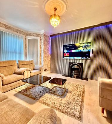Full Home in Moss Bank, Crumpsall, Manchester