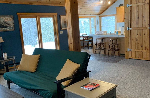Location de maison sur le lac Paradise. 2. 5 acres avec 275 pieds de bord du lac et un quai de 50 pieds