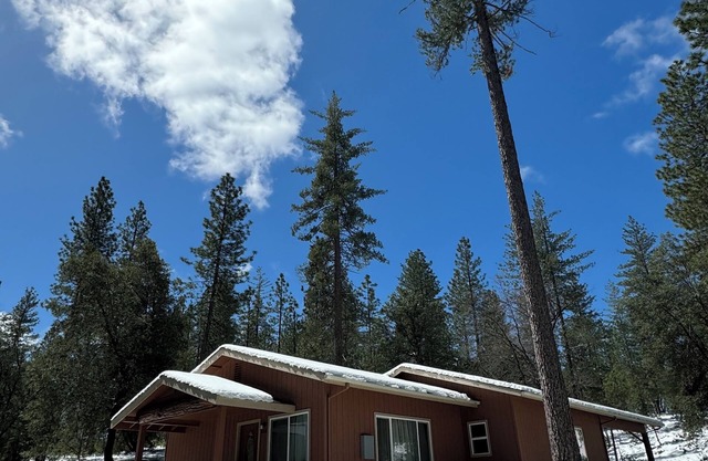 Full house near Yosemite National Park, with spacious rooms and Mountain views.