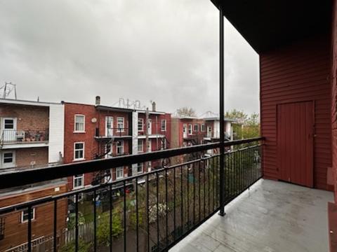 FULL KITCHEN 10MIN from DTOWN ROOM B
