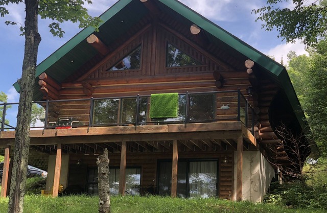 Maison en bois rond complet sur un lac privé près de la ville, sentiers de motoneige et terrain de golf