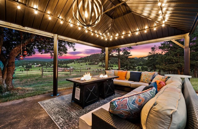 Full mountain views, 20 acres, hot tub, sauna, frisbee golf, luxurious