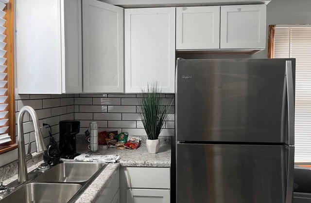 full re-modeled House that sleeps 8 two full bathrooms wifi quiet neighborhood