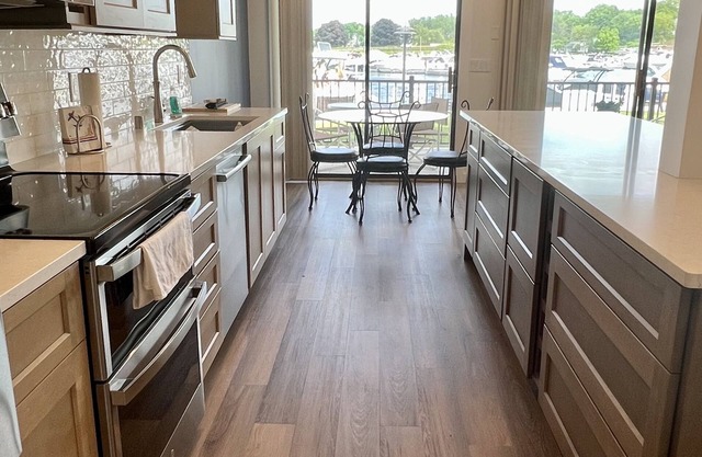 Abbey Harbor Front Villa, Large Patio, Walk to Fontana Waterfront