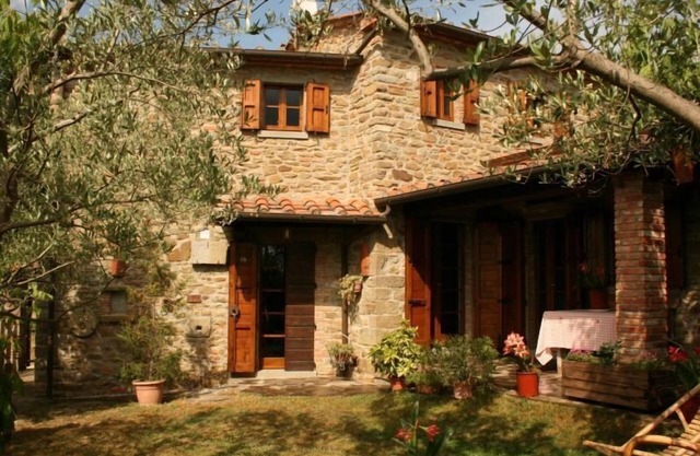 Maison en pierre complètement indépendante et clôturée, porche extérieur. Jardin équipé avec table,
