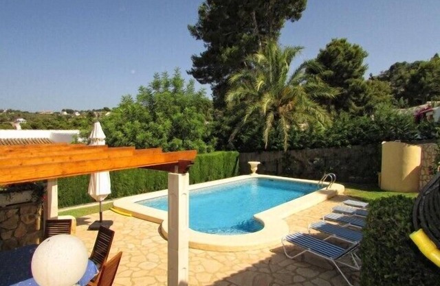 Maison pour une famille indépendante avec grand jardin paysagé et piscine