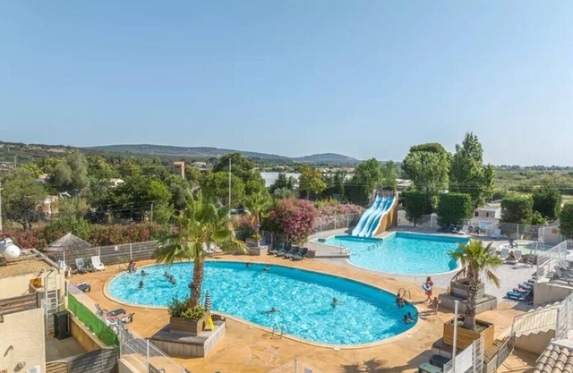 Fully-equipped mobile-home rental in campsite 4* for up to 4 people.