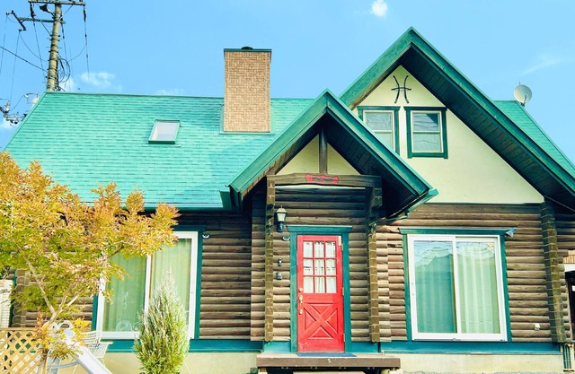 Fully equipped with wood stove, large projector, hammock, board games, toys, and other amenities for a comfortable stay! Modern log house, 17 minutes from Ashikaga Flower Park!