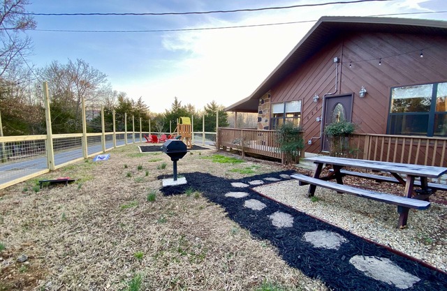 Fully fenced yard/Swing Set/Hot Tub/Pet and kids friendly