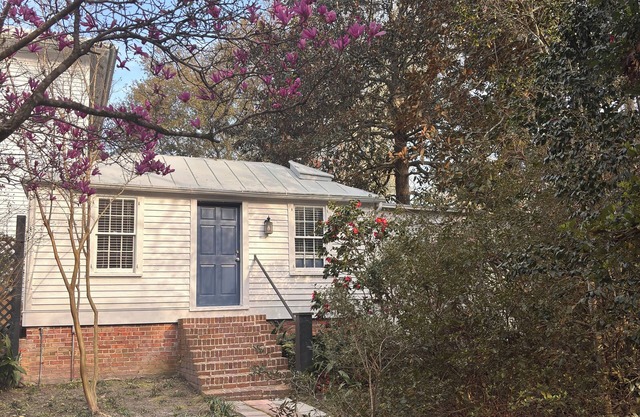 Fully furnished, 1-bedroom cottage in heart of Summerville. off street parking.