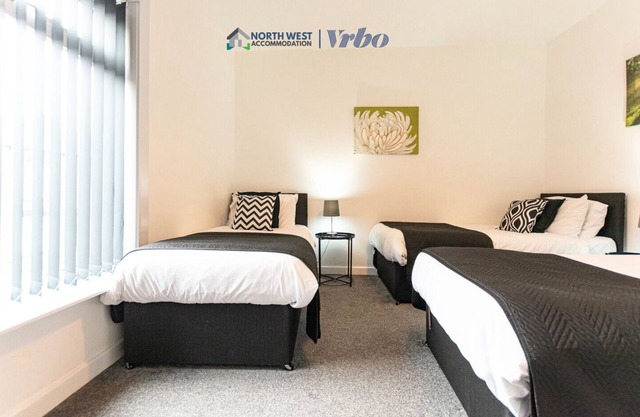 ✔2BR House✔Bolton✔Comfy LivingRoom✔StreetParking✔FreeWIFI