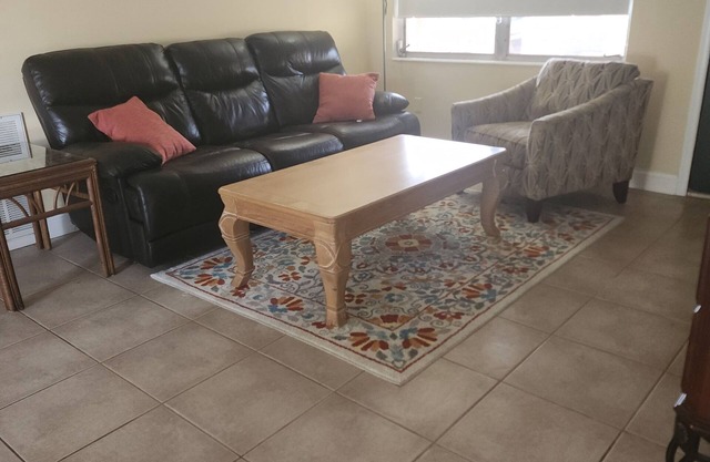 Fully furnished 2-bed/1Bath house near hospitals and beaches/newly updated
