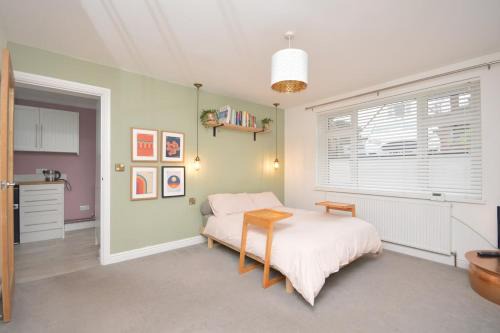 Fully furnished apartment in Exeter