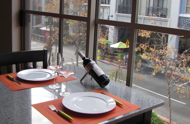 Entièrement meublé Condo Au coeur de Santana Row avec vue sur la rue principale