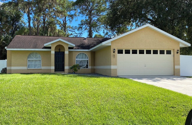 FULLY FURNISHED,COZY COTTAGE, PRIVATE FENCED YARD + LANAI