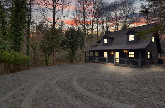 Mid Term Rental, 10 mins to Helen, Creekside Fishing, Firepit