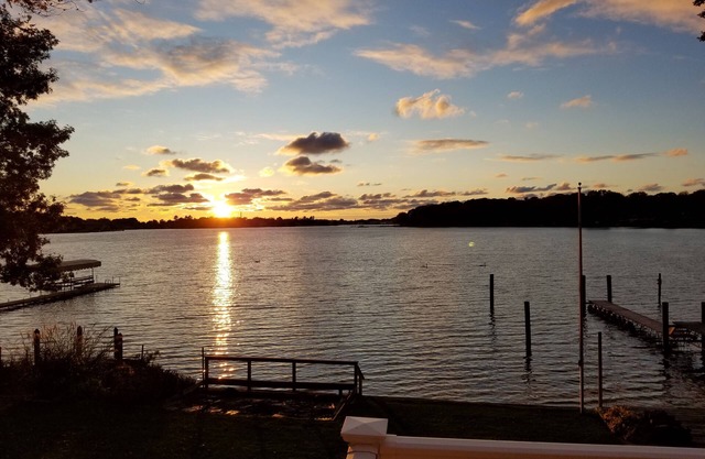 Beaux couchers de soleil Sur le front de mer face à l'ouest du lac Spring
