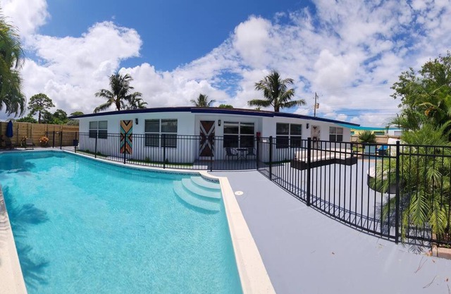 Fully Private & Spacious Villa, w Pool and Patios, Near the Beaches, Family Friendly, 3 Separated Cozy Apts w kitchen & Living room