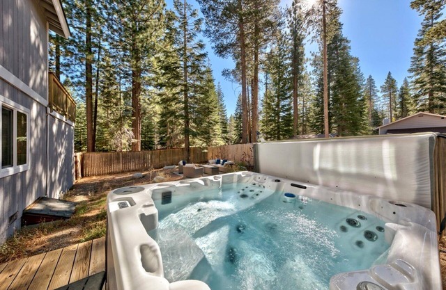 Fully Remodeled, Hot Tub, Game Room, Bunk Beds, 10 Guests + Extra Kids 5 Years Old and Younger