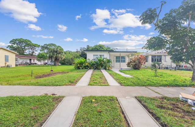 Fully Remodeled 3 bed 1 bath Minutes From The Beach with Retro Arcade!