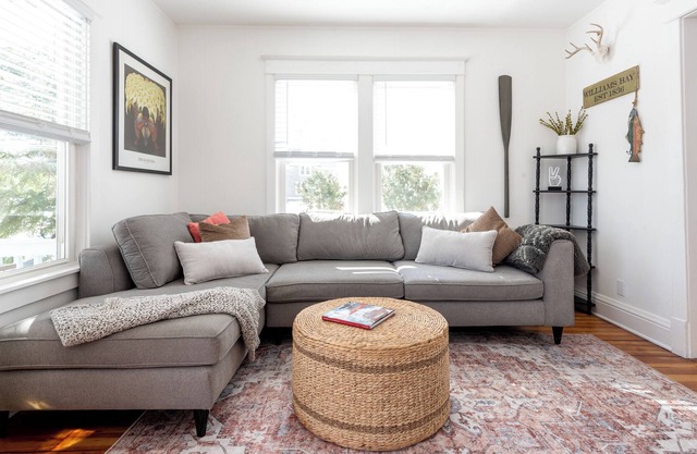 Fully remodeled Cozy Cottage centrally and conveniently located to Lake Geneva.