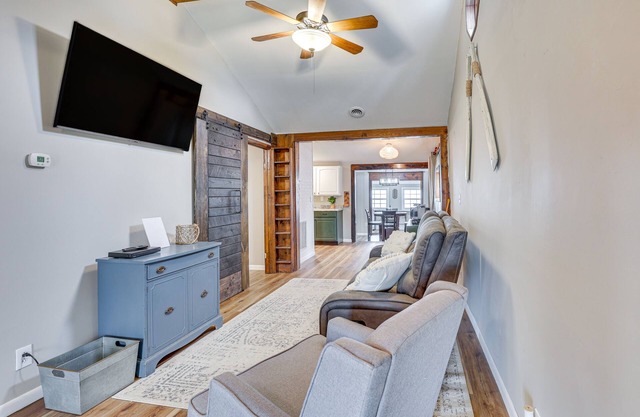 Fully Remodeled Cottage: Walk to Lake Milton Beach