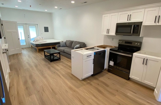 FULLY REMODELED Resort Condo in Green Valley - pools, pickleball, trail access