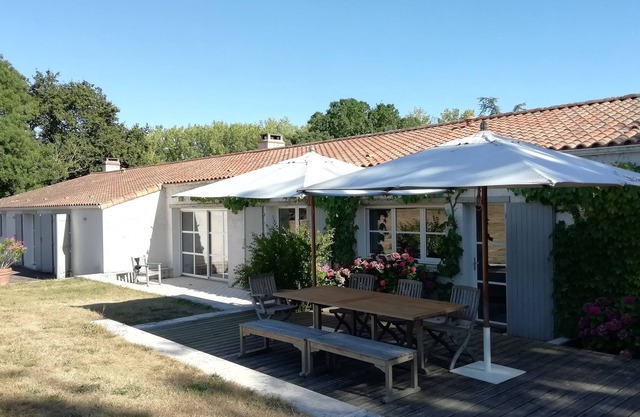 Longère entièrement rénovée, 14 pers., piscine chauffée, grands espaces, calme