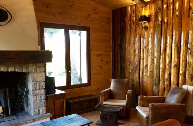 Chalet entièrement rénové avec terrasse et cheminée, accès piscine et tennis