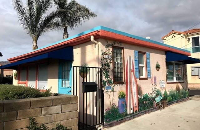 Fully Renovated 1 Bedroom Beach House - Steps to the Sand, View of the Pier -.