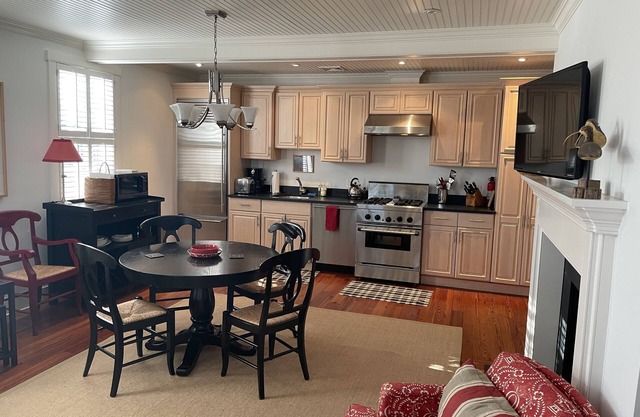 Entièrement rénové condo 2br en ville, à pied de la rue principale!