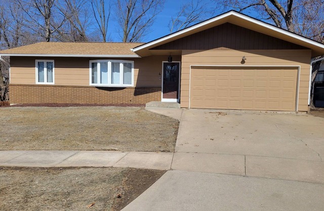 Fully renovated 3-bedroom house in Iowa City. Walking distance to Kinnick & UIHC