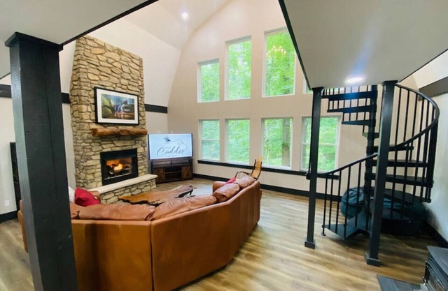 Fully Renovated Cabin in Hocking Hills - Hot Tub, Game Room, Wifi, Fireplace