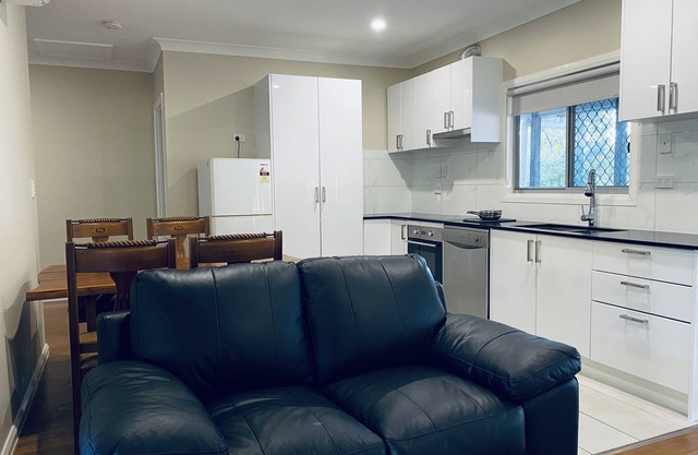 Fully renovated, clean and tidy private house in Logan