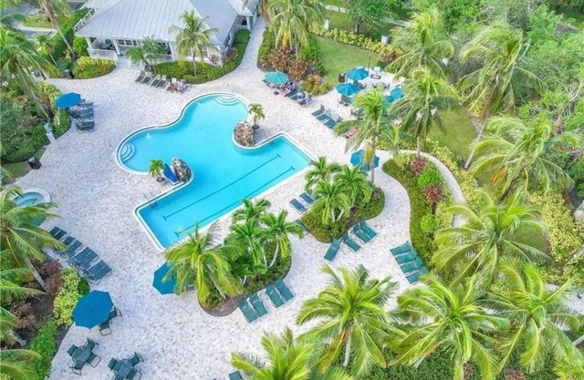 Fully-renovated Coastal Condo in Naples