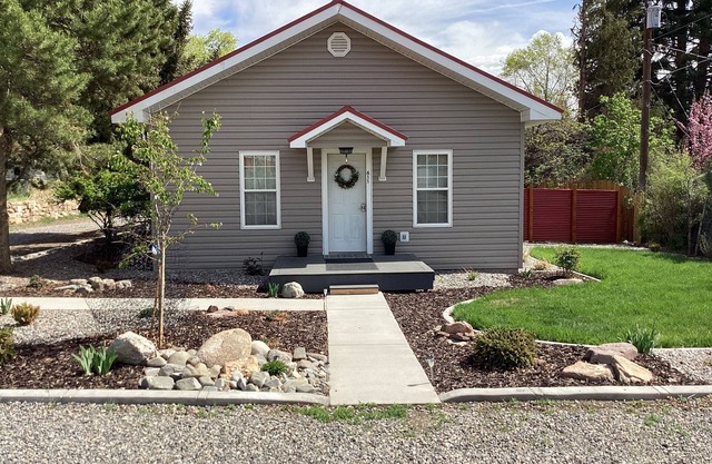 Fully renovated cozy home in the heart of Salmon! No cleaning fees!