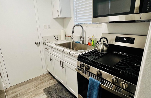 Fully renovated Large Studio apartment in west Adams with a full kitchen
