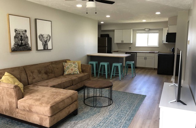 Fully Renovated Peek-A-Boo Bay View Duplex #2- 7 min from the Horse Show