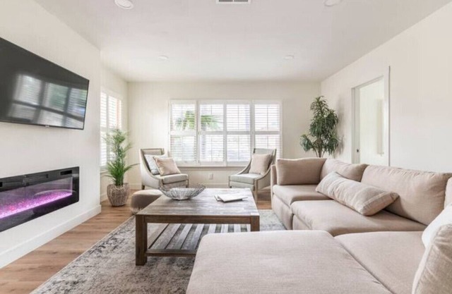 Fully Renovated Sunny California House w/ Free Parking