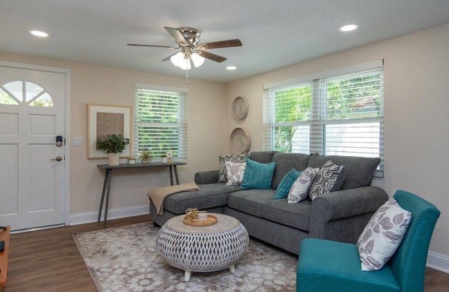 Fully Updated! Downtown Dunedin Cottage