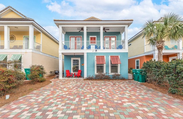 Luxe 4BR ~ Sleeps 12~ Kid Friendly ~ Resort Pool ~ Seasonal Shuttle ~ Walk2Beach