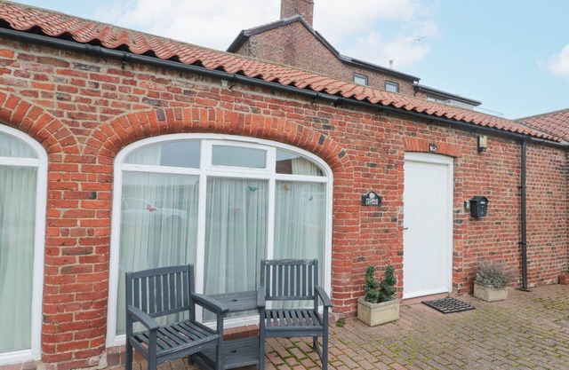 FULMAR COTTAGE, romantic, character holiday cottage in Flamborough