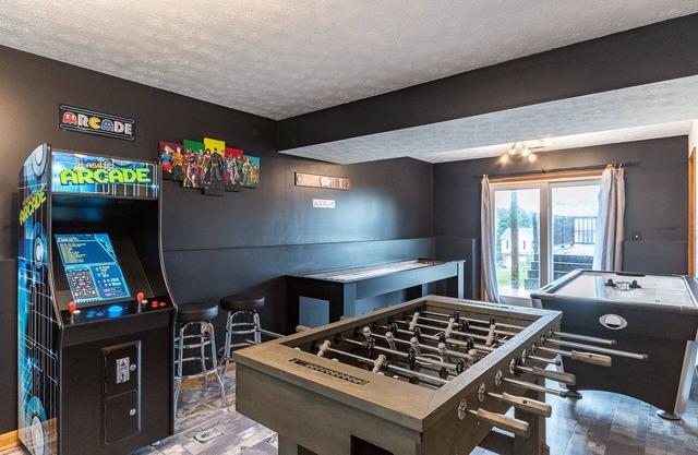 Fun 3 Bedroom Home with Gameroom near Ark!!