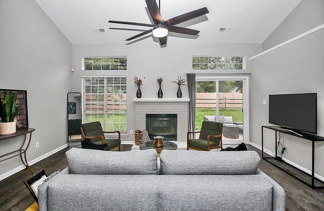 Fun and comfy bungalow in QC!