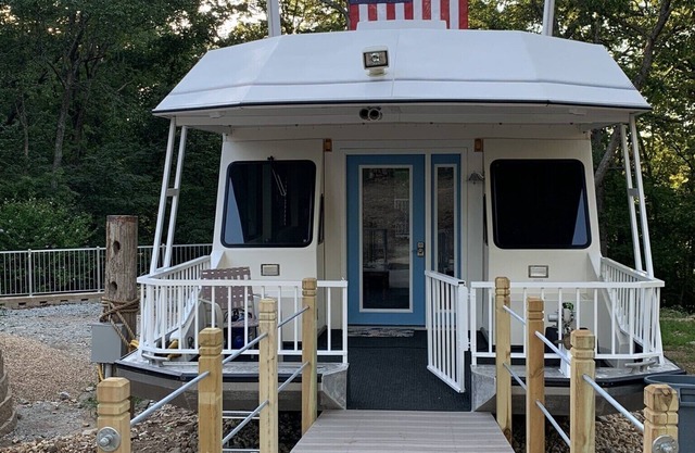 FUN! BOAT Cabin w/ Private hot tub quiet outdoor space. Cricket Marina & Branson